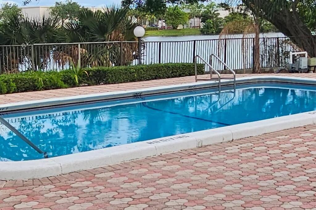 Fully Furnished, Beautiful, Spacious Two Bedroom Condo Lauderhill Exterior photo
