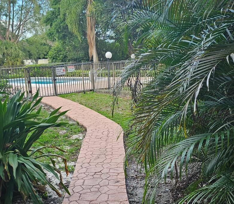 Fully Furnished, Beautiful, Spacious Two Bedroom Condo Lauderhill Exterior photo